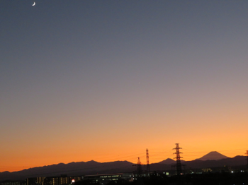 夕陽と月と富士.png