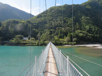 奈良田湖吊り橋.png