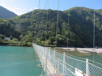 奈良田湖吊り橋1.png