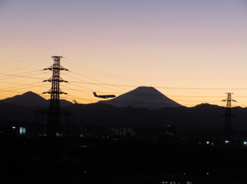 富士と飛行機.png
