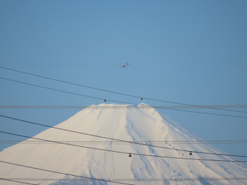 富士山上に飛行機.png